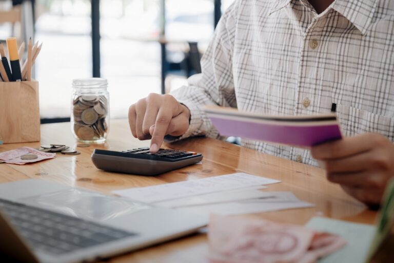 Read more about the article Late Payments and Cash-Flow Risks — What Business Banks Should Address